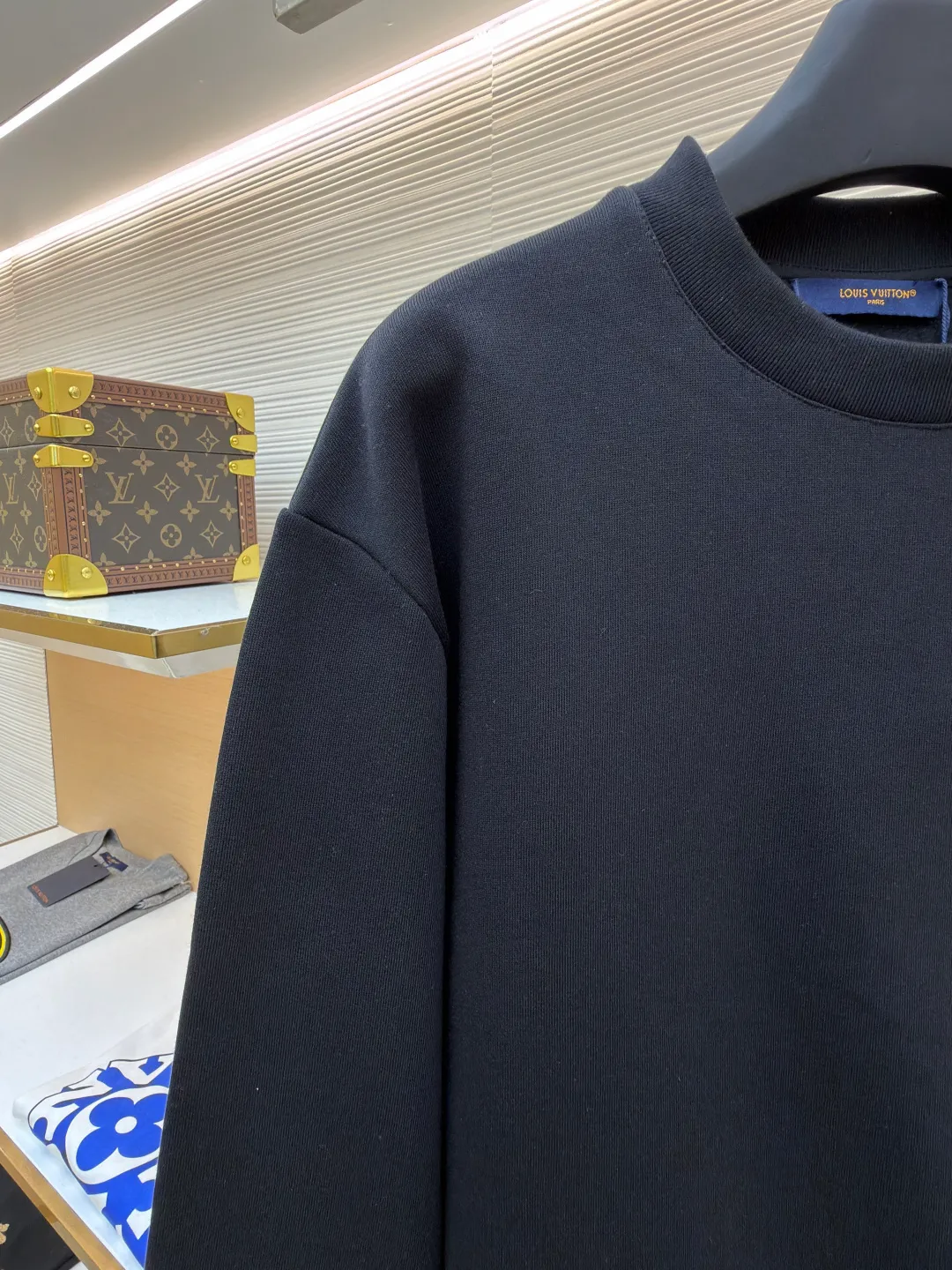 LOUIS VUITTON crown long-sleeved sweatshirt ●Item number: 1681307-A70 ●Material: 100% cotton fabric ●Technology: Thick needle embroidery production ●Color: black ●Version: Fitted version ●Weight: about 550 grams ●Size: XS-S-M-L ●Description: Made of customized YB native cotton fabric, the texture is soft and breathable, comfortable and stylish to wear. The oversized loose fit is combined with the round neck pullover sweatshirt cut to create a classic casual style. The fabric has been specially treated to maintain the skin-friendly properties of cotton and improve the overall crispness. Thick line embroidery is used on the front and back to present the brand logo. The unique knitting technique creates a realistic hand-knitted visual effect. Every embroidery detail is strictly controlled to ensure that the stitches are even and fine, and the pattern is clear and delicate. The overall wiring is straight and delicate, the fabric is comfortable and soft, and the color is consistent without color difference. It can be matched with the same style to create a fashionable look and control various occasions. Customized accessories, complete with three standards, same style for men and women!